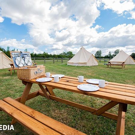 Bell Tent Glamping At Marwell Resort Вінчестер Екстер'єр фото