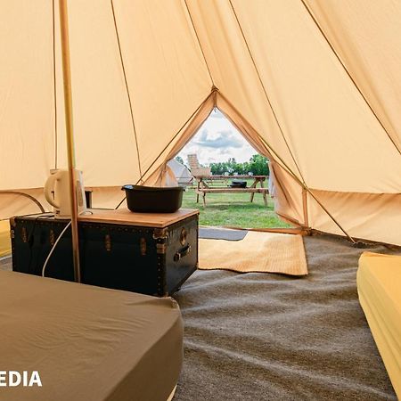 Bell Tent Glamping At Marwell Resort Вінчестер Екстер'єр фото